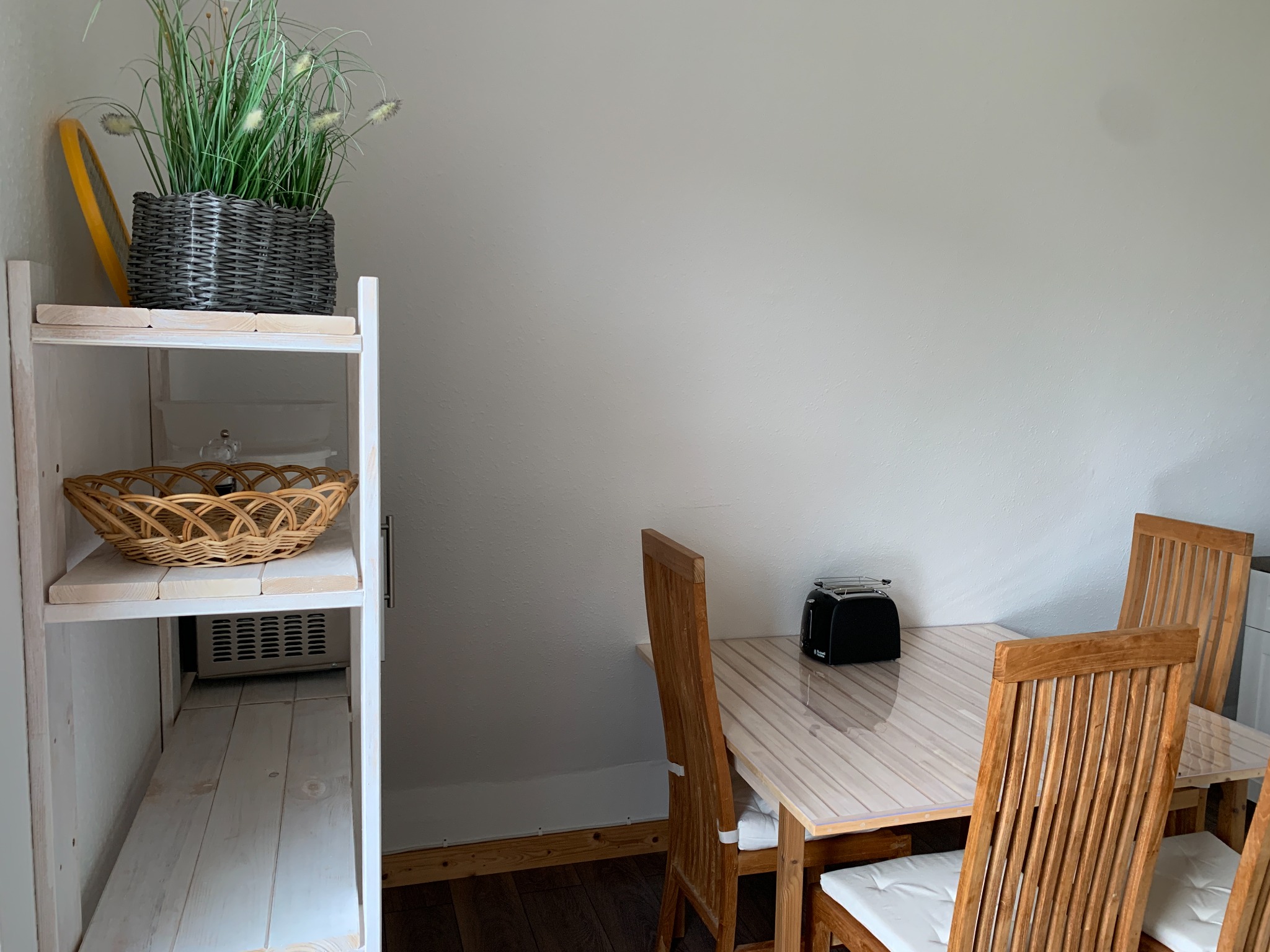 Essbereich der Ferienwohnung mit Holzregal