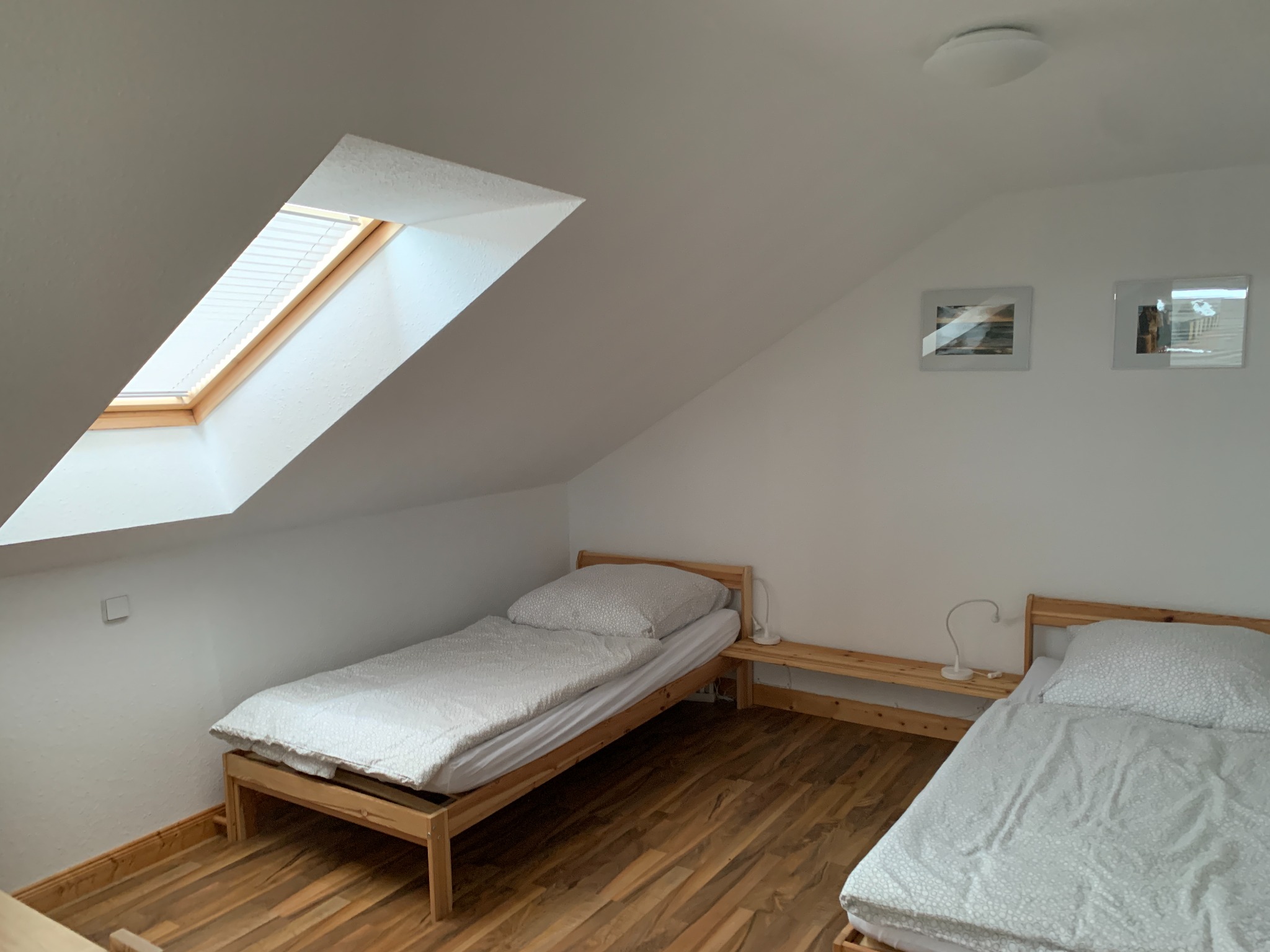 Schlafzimmer der Ferienwohnung mit zwei Einzelbetten