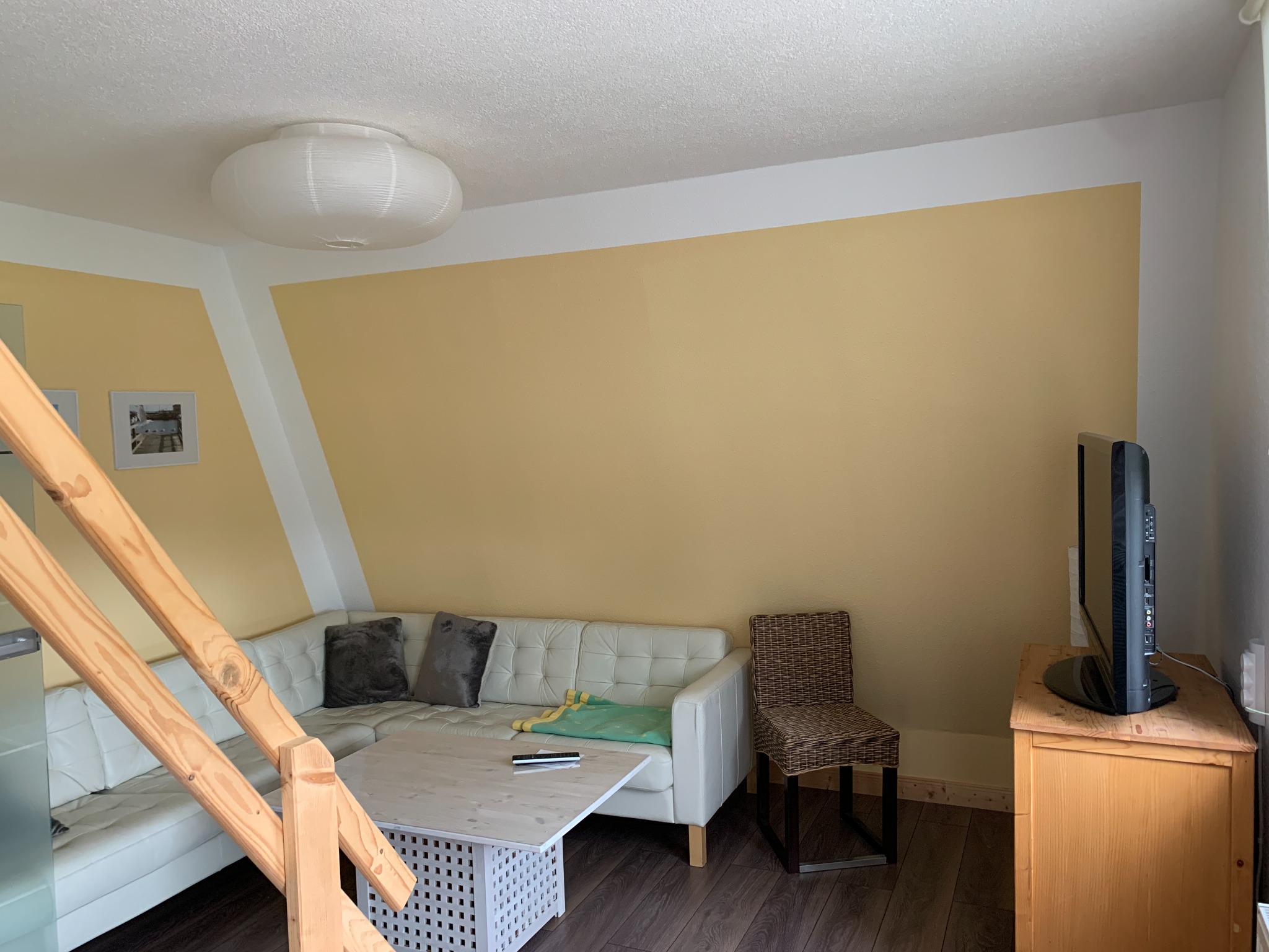 Wohnbereich der Ferienwohnung mit Sofa und TV