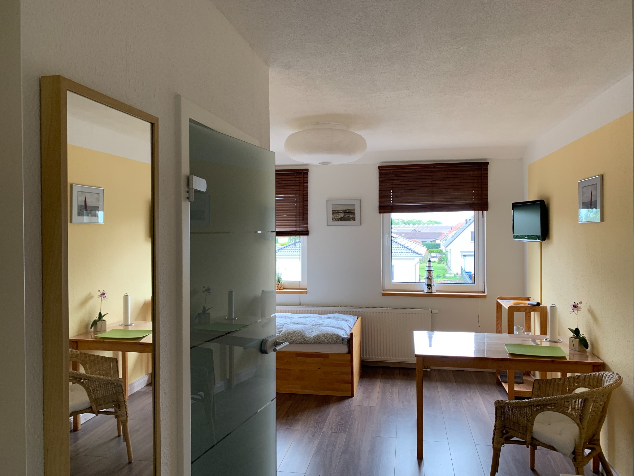 Single room with one single bed and dining area